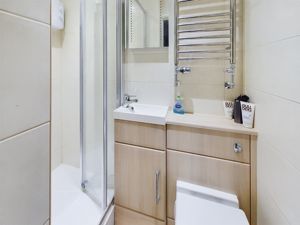 Ensuite shower room- click for photo gallery